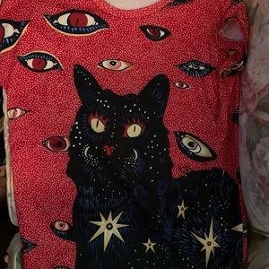 Cool shirt with black cat and floating eyes!
